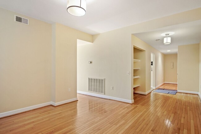 Building Photo - Spacious Top Floor 2 bed 2 bath in the hea...