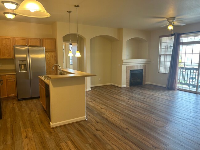 Building Photo - Updated 2 Bedroom Condo With Garage!