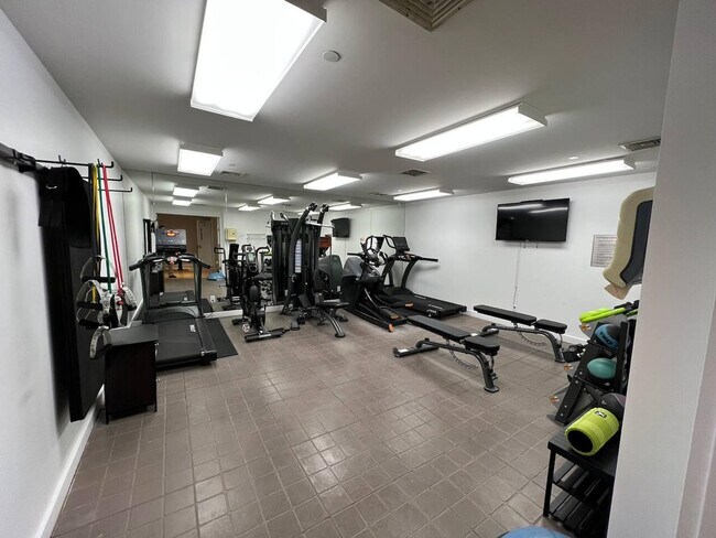 Building Photo - 862 6th Ave