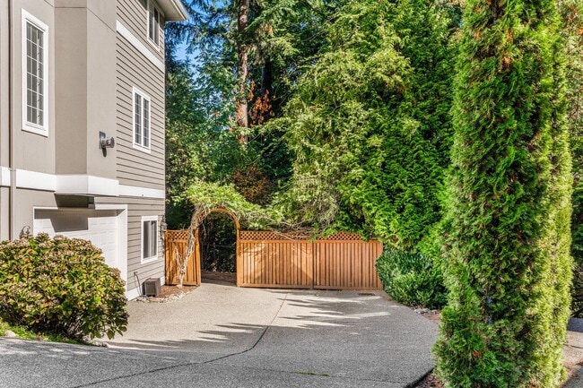 Building Photo - Luxury 4 bed 4 bath home in Lakemont, Bellevue