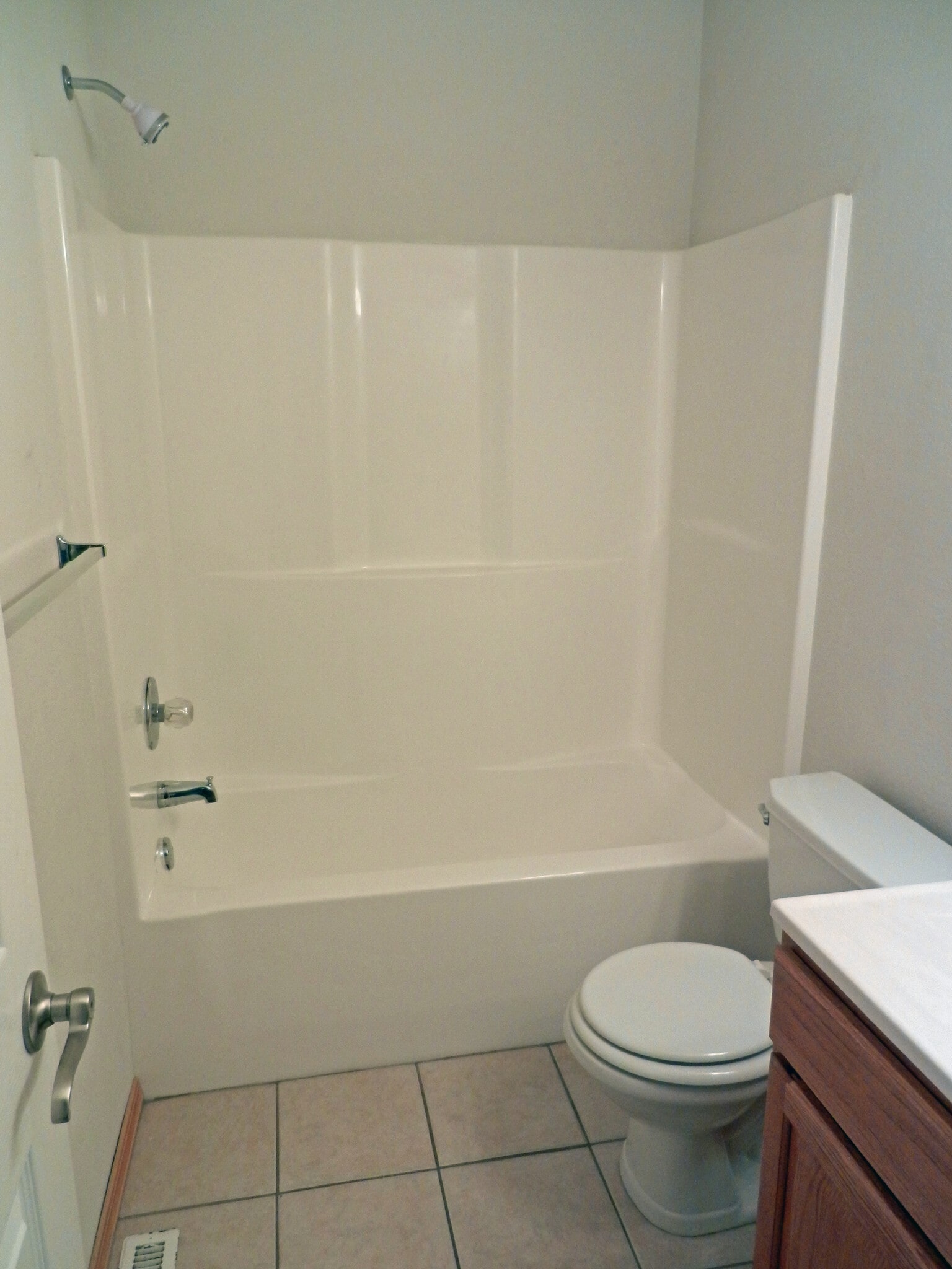 Hallway bath - 707 Savannah Ave