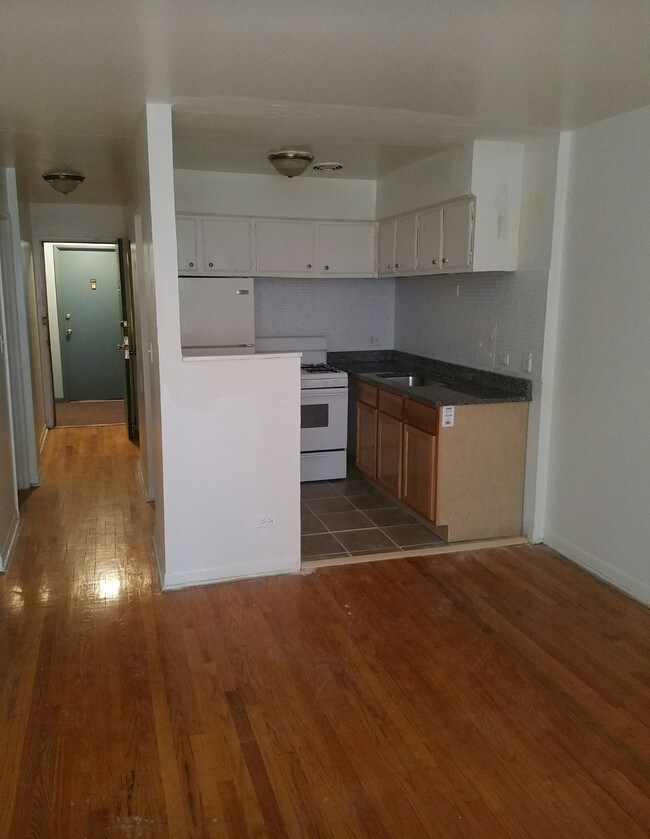 Primary Photo - 5833 N Kenmore Ave
