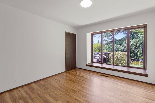Building Photo - 3 bedroom 2 bath