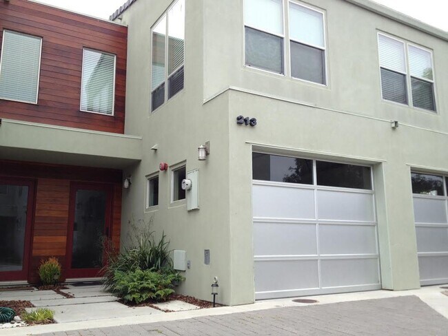 Building Photo - 213 San Miguel St