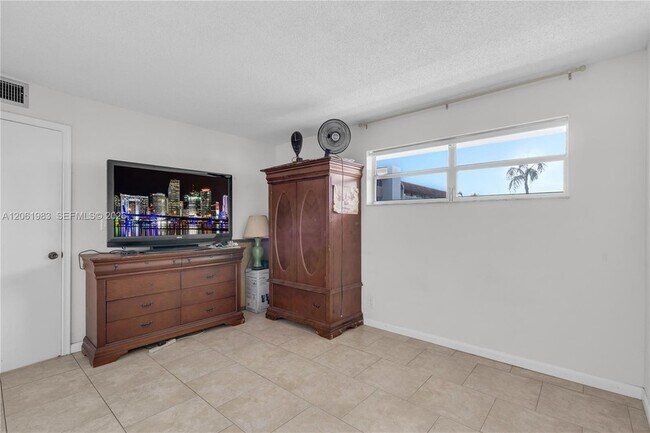 Building Photo - 3551 Inverrary Dr