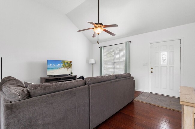 Building Photo - 557 Oakmont Dr