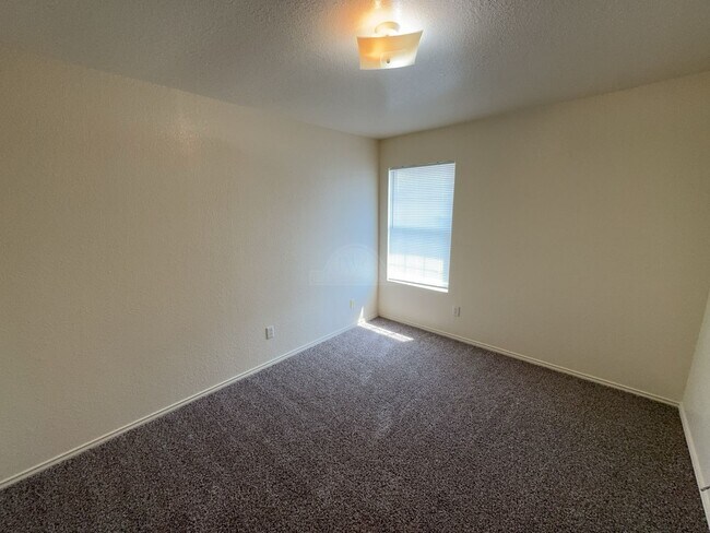 Building Photo - 4500 Deek Dr