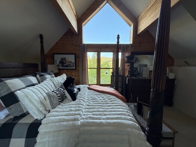 Building Photo - Charming Tahoe Donner Log Cabin with Hot Tub