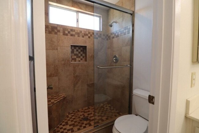Building Photo - Great Three Bedroom Home