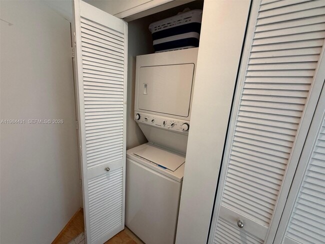 Building Photo - 801 Brickell Key Blvd