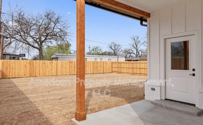 Building Photo - 311 N Choctaw Ave