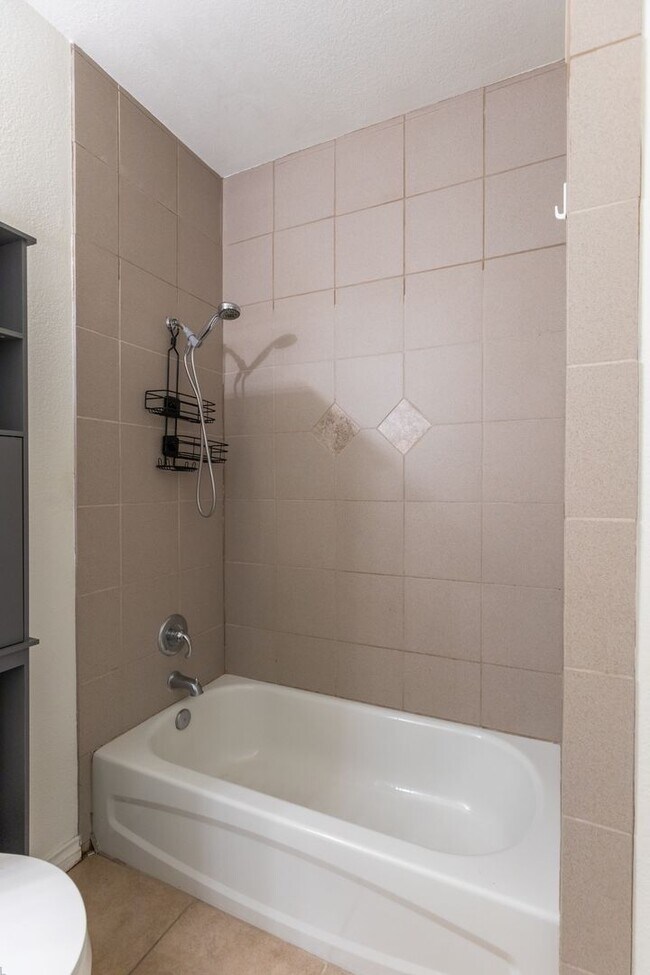 Building Photo - 3310 Silver Oaks Dr