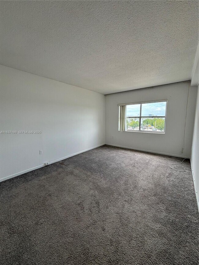 Building Photo - 400 Kings Point Dr