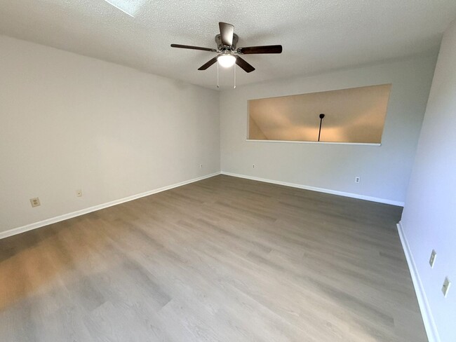 Building Photo - 5646 Pinebay Cir N