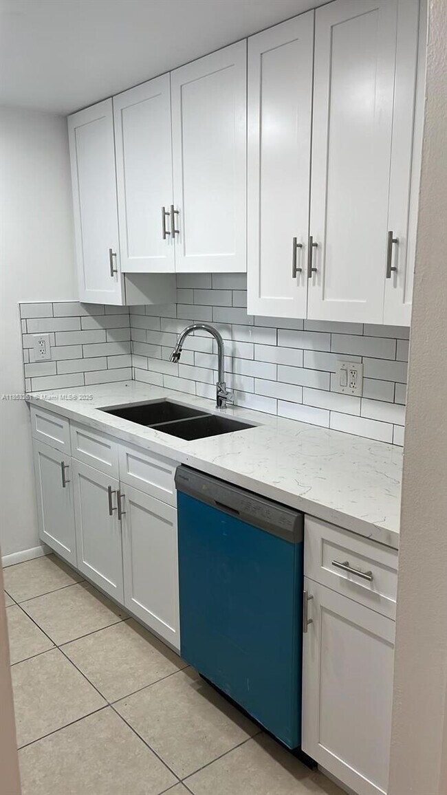 Building Photo - 14211 N Kendall Dr