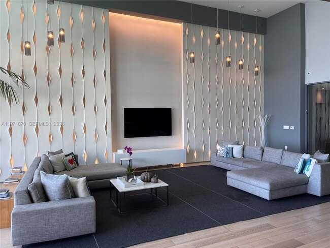 Building Photo - 460 NE 28th St