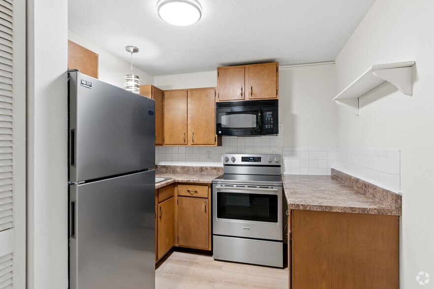 1BR, 1BA - 700SF - Kitchen - Montmartre Apartments