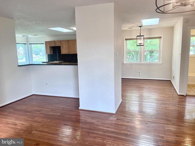 Building Photo - 5350 Ravensworth Rd