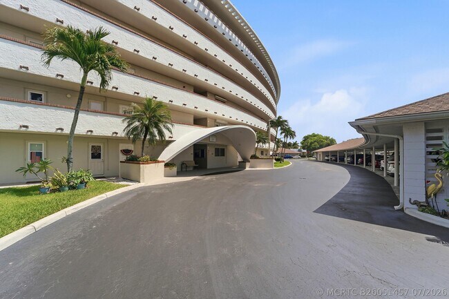 Building Photo - 1427 E Hillsboro Blvd