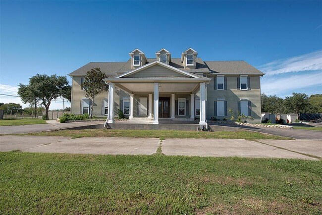 Primary Photo - 2293 E Bayshore Dr