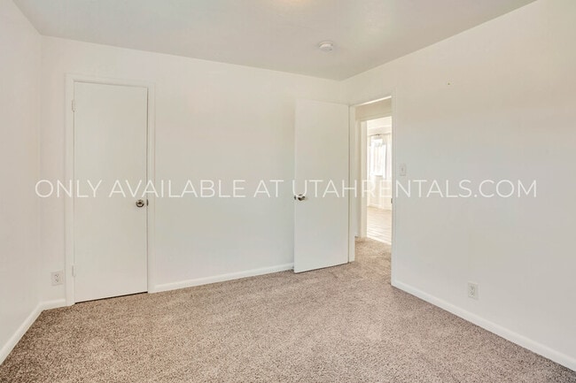 Building Photo - 360 E 400 S