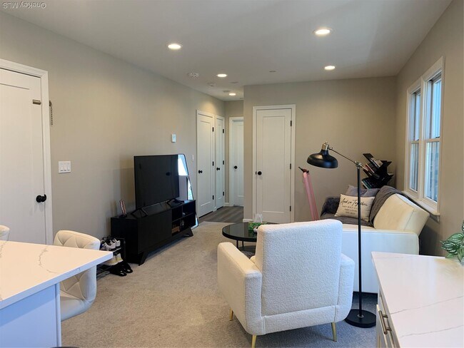 Building Photo - 269-271-271 Bayville Ave