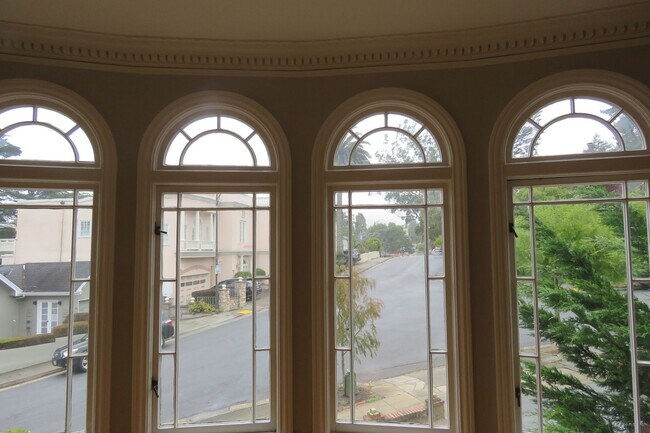 Building Photo - Elegant 4 bedroom House  with bonuses
