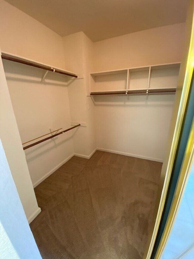 Building Photo - Rare Find! 5 bedroom spacious family home in a gated community Roseville.