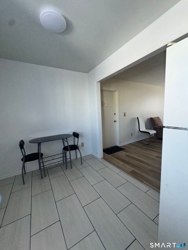 Building Photo - 4 Van Zant St