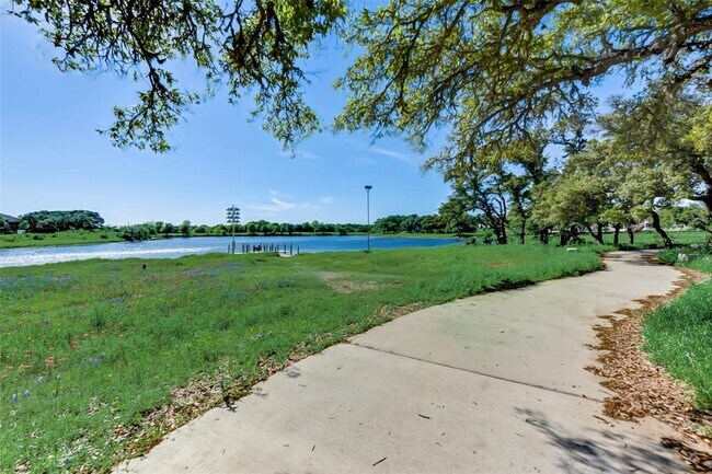 Building Photo - 222 Eagle Ford Dr