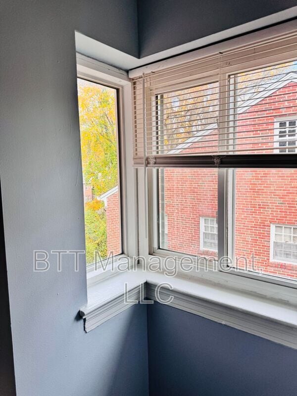 Building Photo - 8400 Greenwood Ave