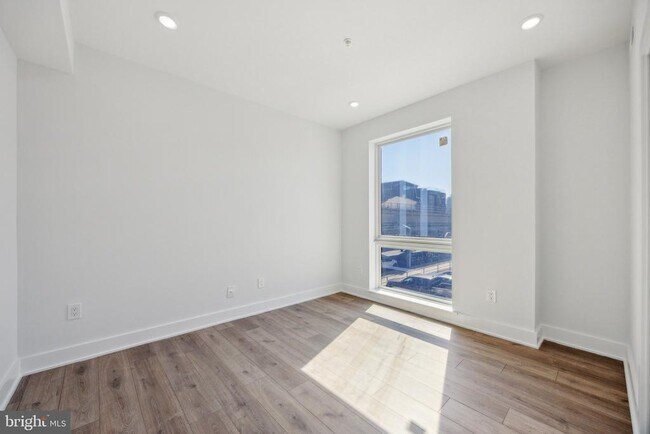 Building Photo - 1350 N Front St