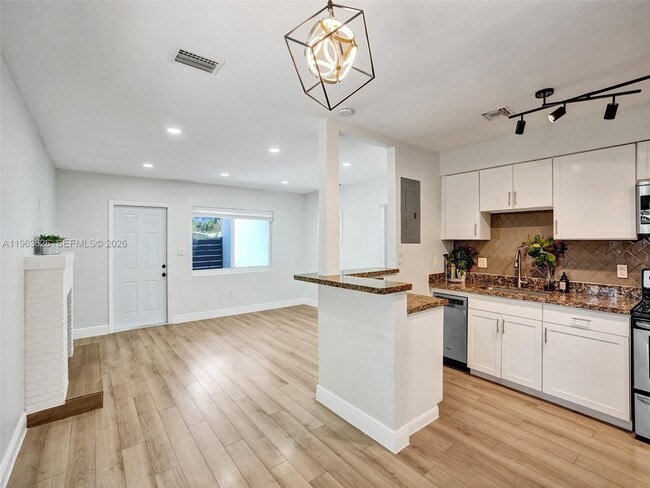 Building Photo - 1713 NE 15th Ave