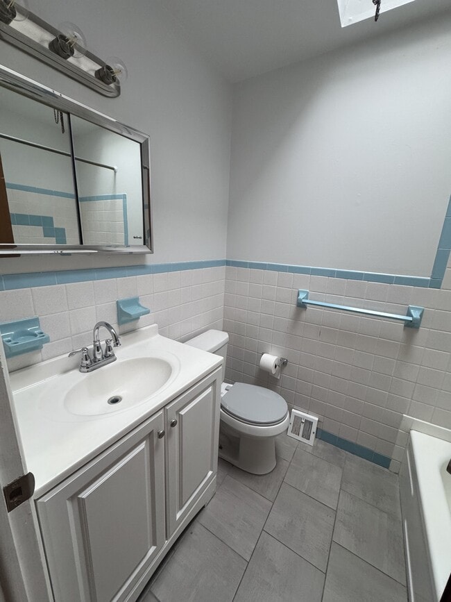 Building Photo - 10008 Jeanes St