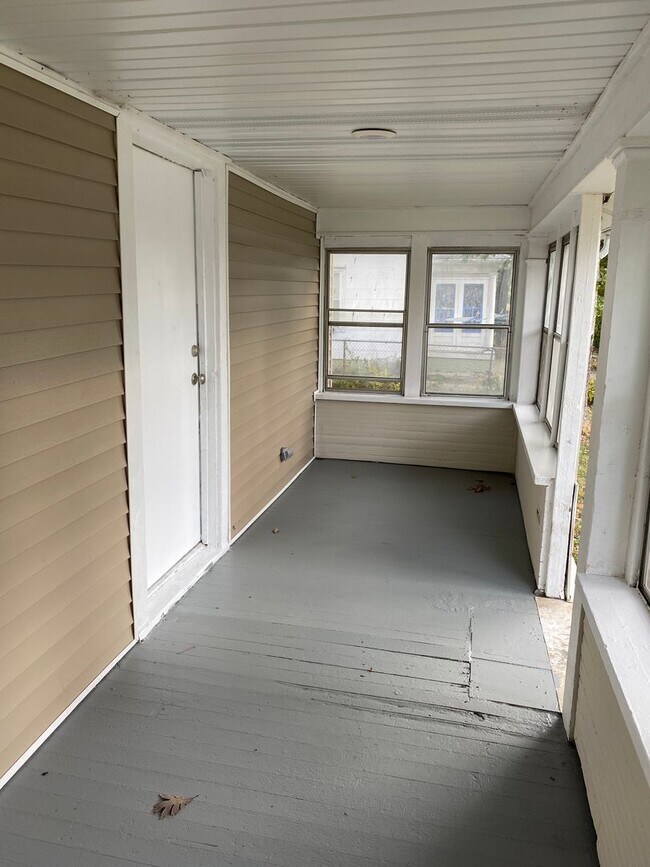 Building Photo - 4-Bedroom, 2-Bath Home Near Drake University - Fenced Backyard