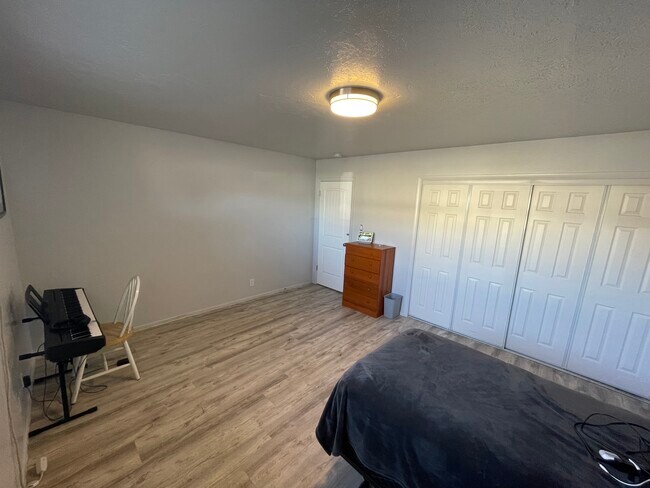 Building Photo - 333 W 170 N