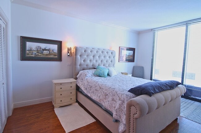 Building Photo - Luxury Living with Breathtaking City Views – Stunning Furnished 3BR/3BA in Bayfront Tower