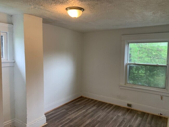 Building Photo - Comfortable 3-Bed on E 108th in Union-Miles Park
