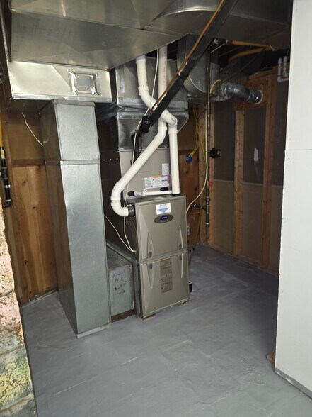 Building Photo - 8 Willow Ln