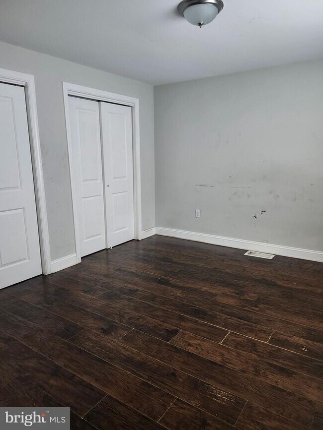 Building Photo - 118-128 Jessup St-126-126