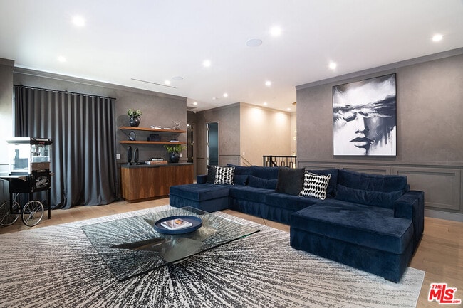 Building Photo - 418 N Poinsettia Pl