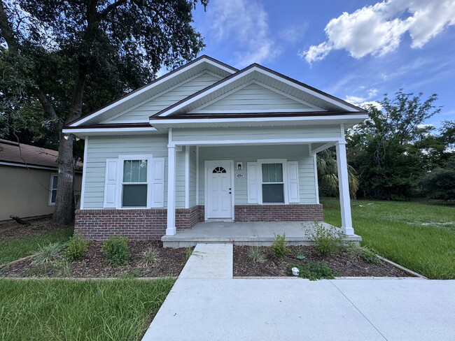 Primary Photo - Charming New-Build with Classic Style in E...