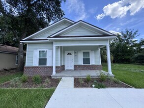 Building Photo - Charming New-Build with Classic Style in E...