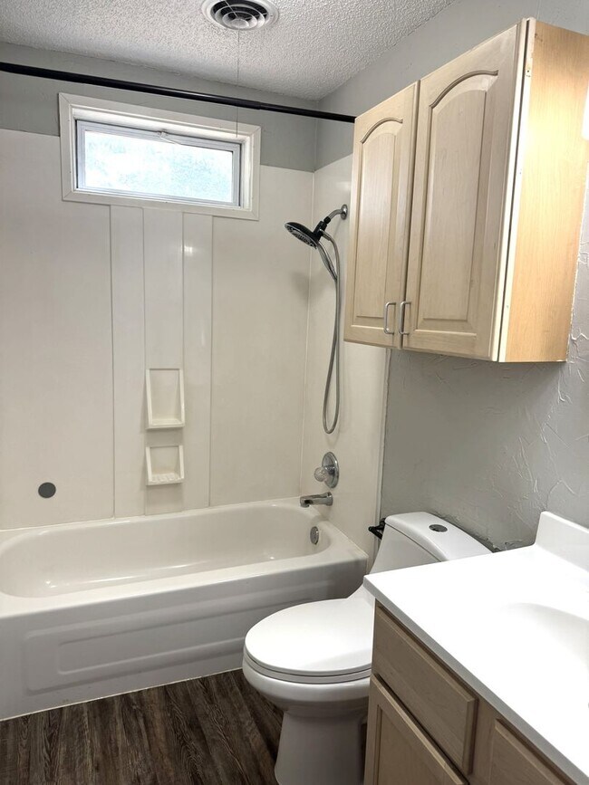 Building Photo - Charming 3 Bedroom Home - Available Septem...