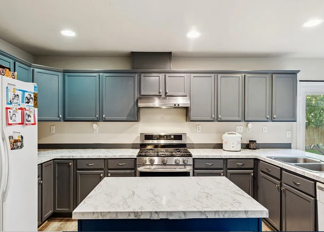 Building Photo - 1340 NW Redwing Dr