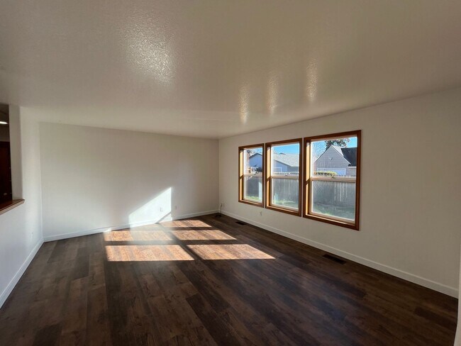Building Photo - Amazing 3 Bd 2 Bath home in Historic Gladstone! Attached garage and Private yard! Easy access to ...