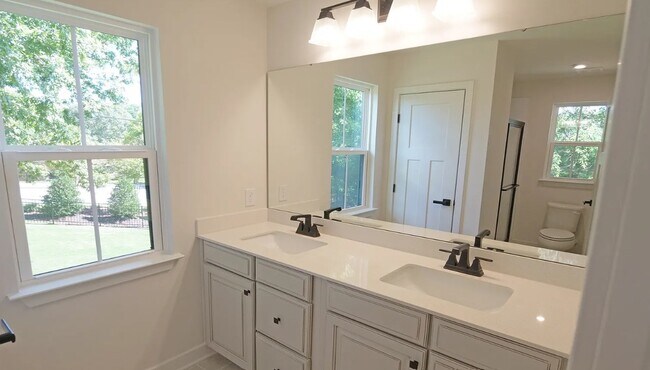 Building Photo - 4 Connaught Ct