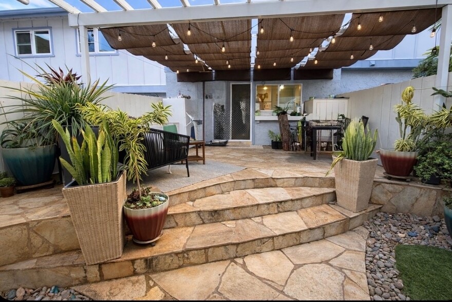 Lanai - 1070 Awawamalu St