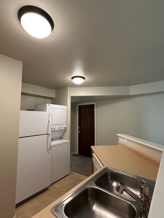 Building Photo - 1 Bedroom 1 Bathroom Lower Level Apartment