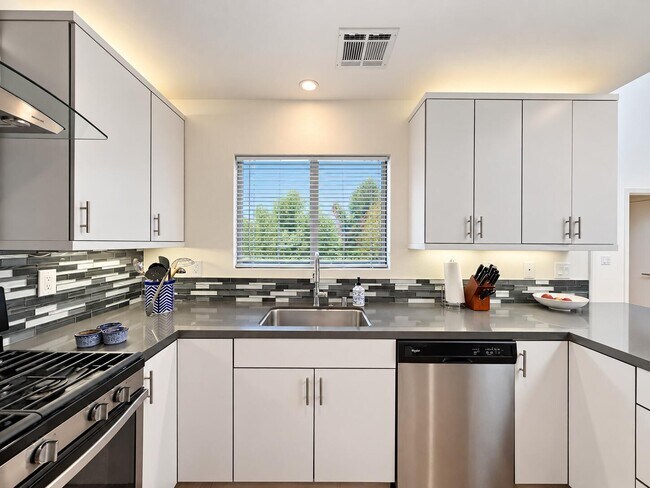 Building Photo - 72477 Rolling Knoll Dr